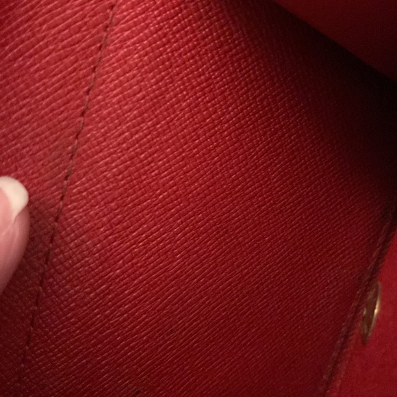 Louis Vuitton Epi Red wallet. Beautiful condition and comes with bag & a box - Picture 4 of 9